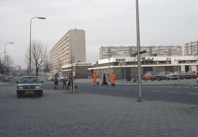 117501 Afbeelding van verkeersbrigadiers op de oversteekplaats voor voetgangers in de Oranjerivierdreef te Utrecht, ter ...